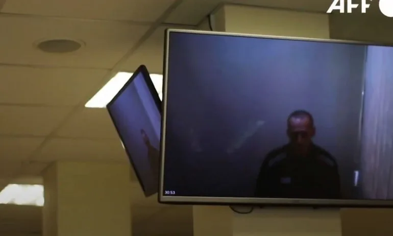 Навални се появи на съдебно заседание с бръсната глава и видимо отслабнал - Tribune.bg