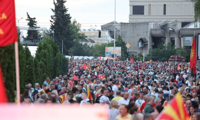 Кирил Илиев: 90 000 души протестират в Скопие, у нас за такъв протест трябва да забранят консумацията на ракия - Tribune.bg