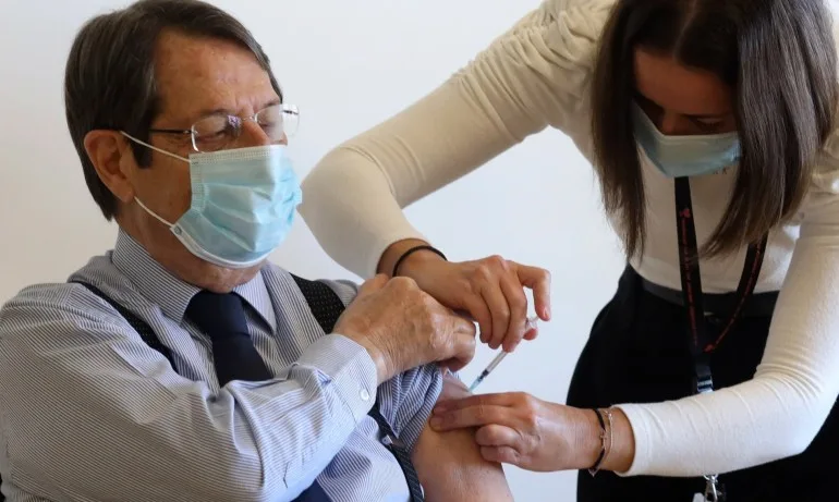 За да убеди обществеността: Кабинетът на Кипър се ваксинира публично с AstraZeneca - Tribune.bg