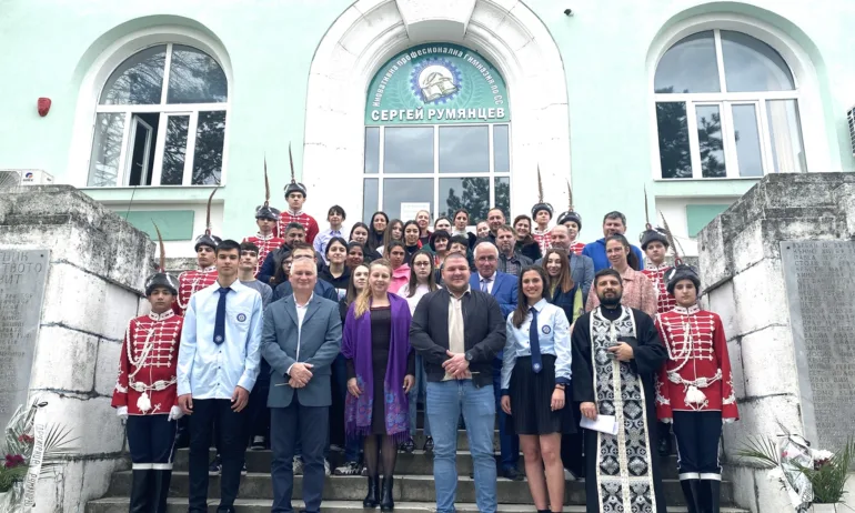 30 години от поставянето на паметните плочи с имената на загиналите луковитчани във войните 1912-1918 г. - Tribune.bg