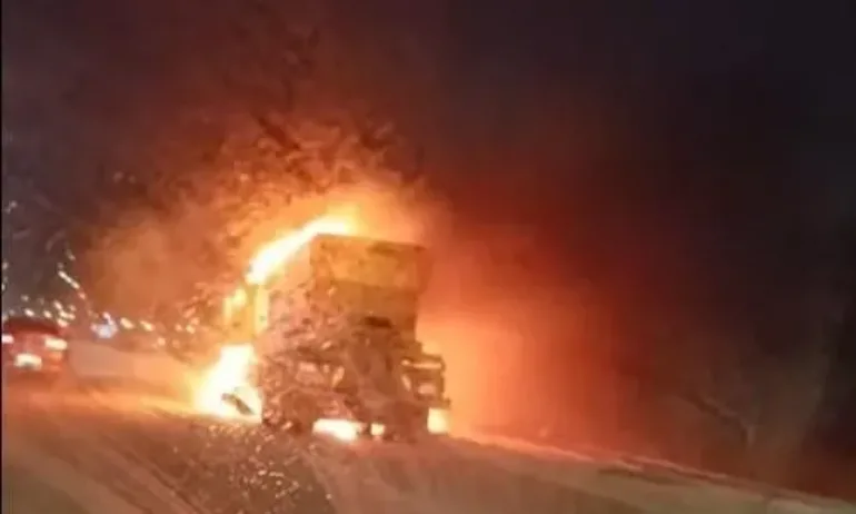 Снегорин пламна на Северната тангента в София, задръстването е километрично - (ВИДЕО) - Tribune.bg