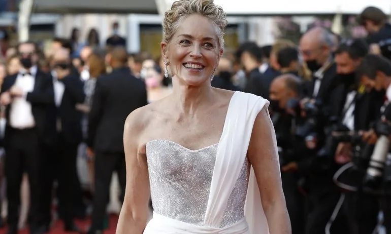 Шарън Стоун демонстрира прекрасно тяло на плажа (снимки) - Tribune.bg