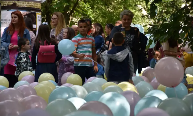 За 1 юни стотици деца се впуснаха в забавни приключения в Градската градина в Благоевград - Tribune.bg