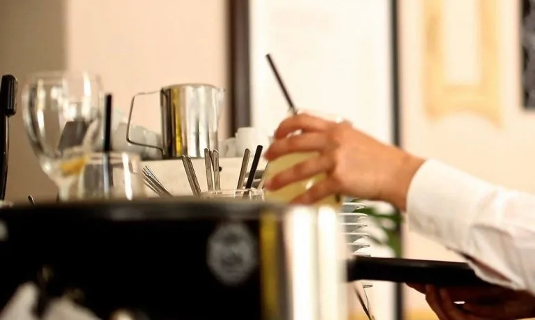 Сервитьорка: Докторите не издържали на напъна и дайте да затворим цялата държава - лигльовци - Tribune.bg