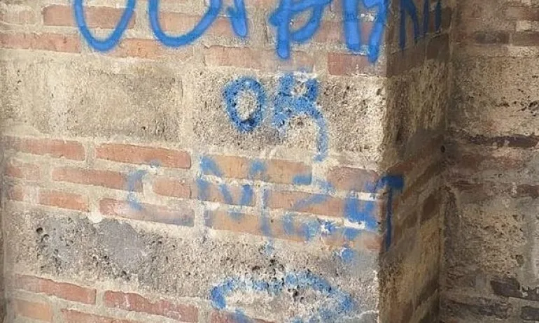 Издраскаха църквата Свети Седмочисленици: Оставка или смърт - Tribune.bg