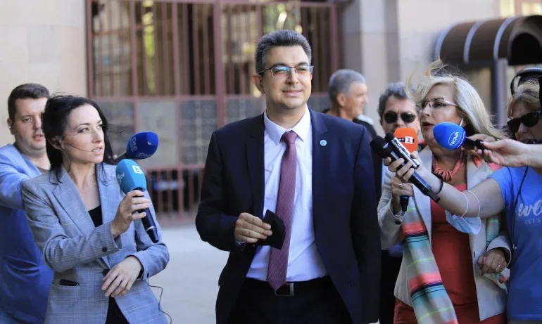 БСП и ДБ решават дали да подкрепят кабинета на Има такъв народ - Tribune.bg