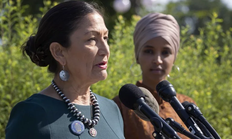 Джо Байдън номинира индианката Деб Халанд за министър на вътрешните работи - Tribune.bg