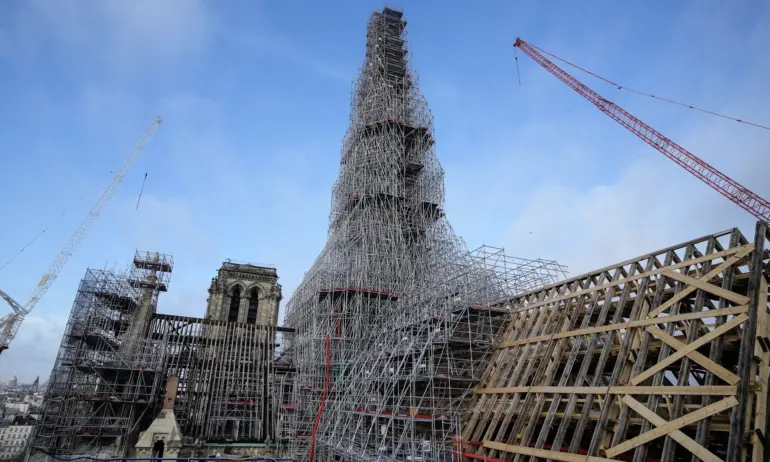 Емблематичният ветропоказател петел се завърна на катедралата Нотр Дам - Tribune.bg