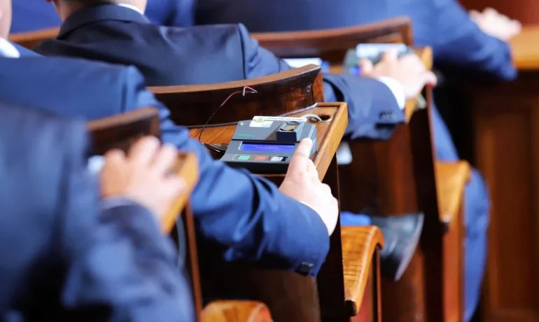 От втори опит: парламентът прие оставката на Пламен Николов - Tribune.bg