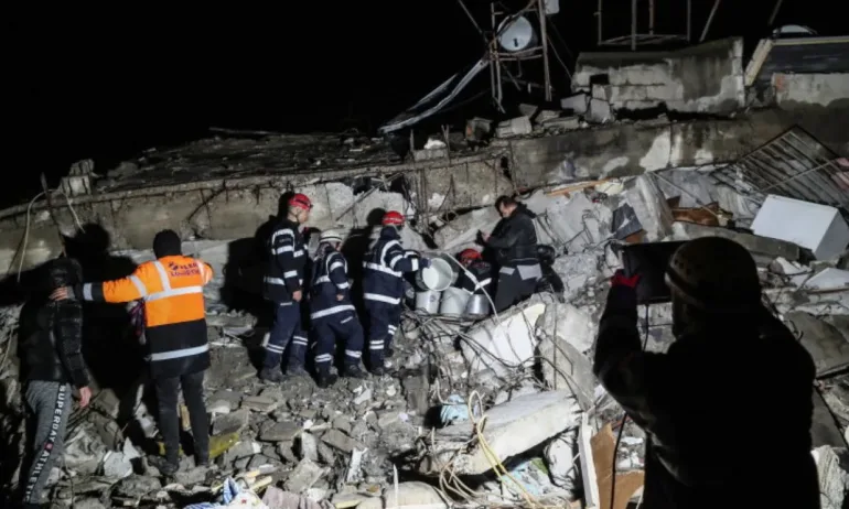 Лъч надежда: 2-месечно бебе оцеля 29 часа под руините в Турция - Tribune.bg