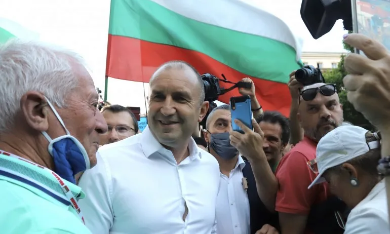 Посрещнаха Радев в Свищов с плакати Оставка - Tribune.bg