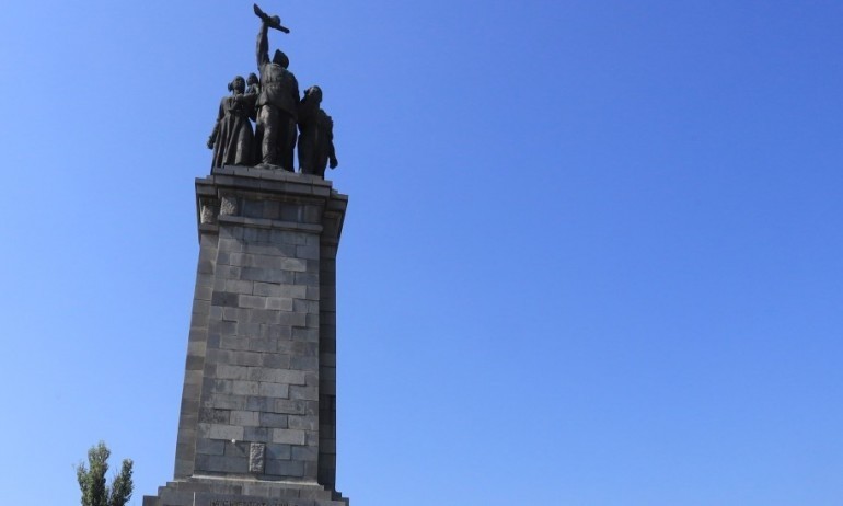 Със спрейове и боя: Протестиращи ще искат оставката на Рашков и демонтаж на Моча - Tribune.bg