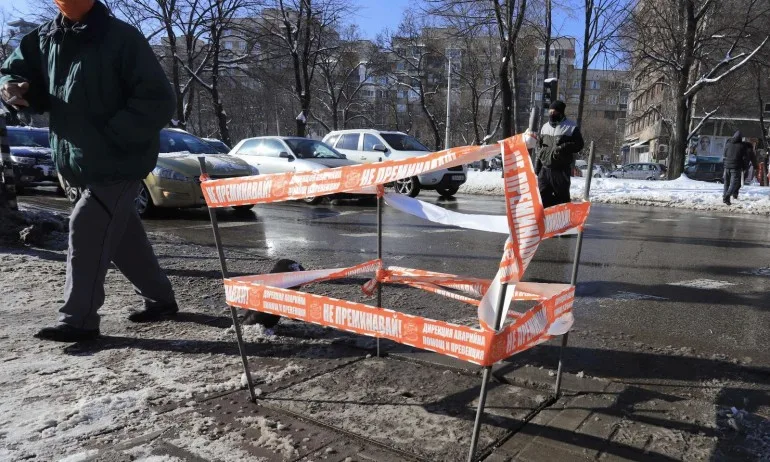 Екип от следователи разследва причината за смъртта на непълнолетното момче на тротоар - Tribune.bg