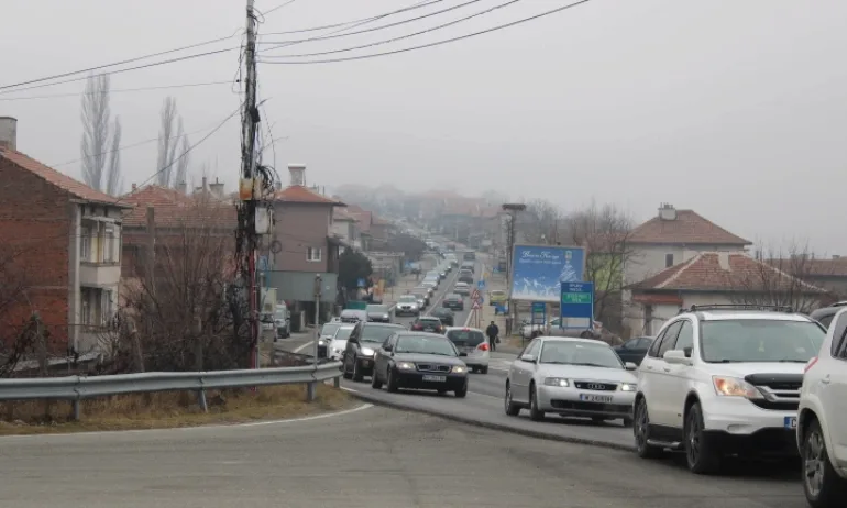 Интензивен трафик по Е-79, колите пълзят - Tribune.bg