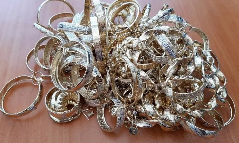 Хванаха над килограм златни бижута в опаковки за лекарства - Tribune.bg
