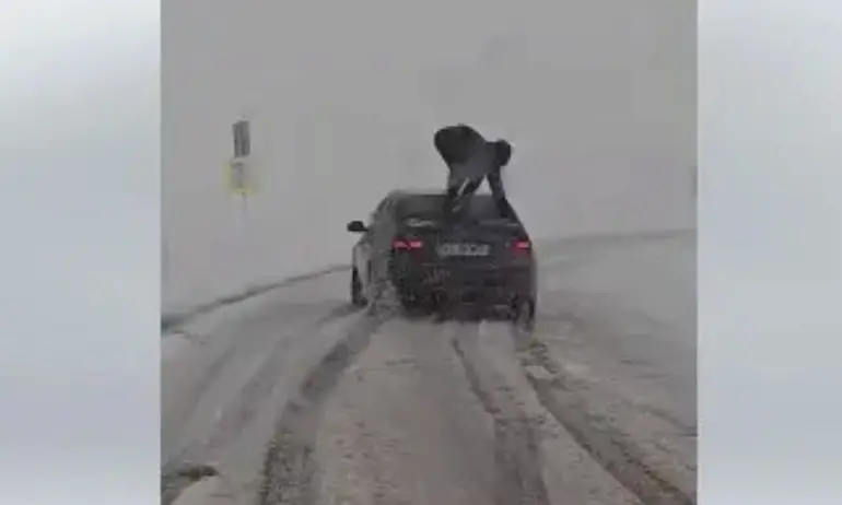 Румънец се качи на капака и показа как се прави, когато снегът те хване неподготвен... (ВИДЕО) - Tribune.bg