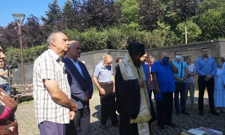 ГЕРБ почете паметта на жертвите на тоталитарните режими - Tribune.bg