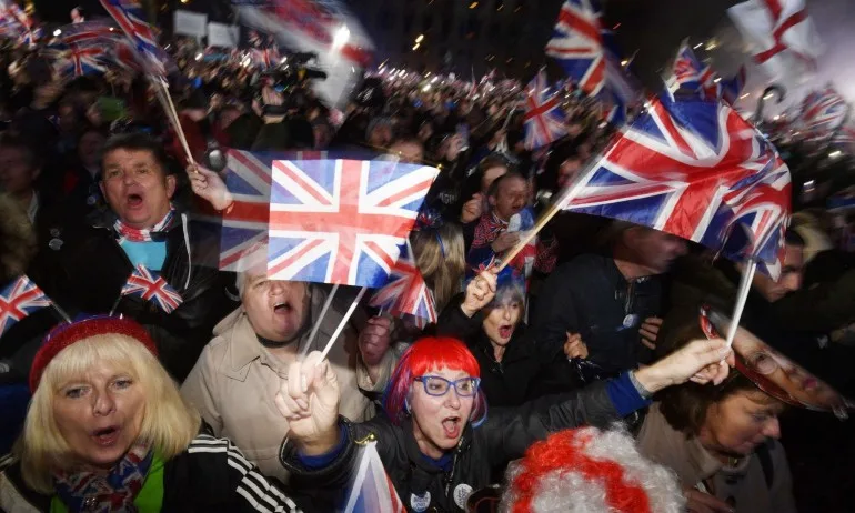 Брекзит вече е факт! 27 знамена се веят пред евроинституциите - Tribune.bg