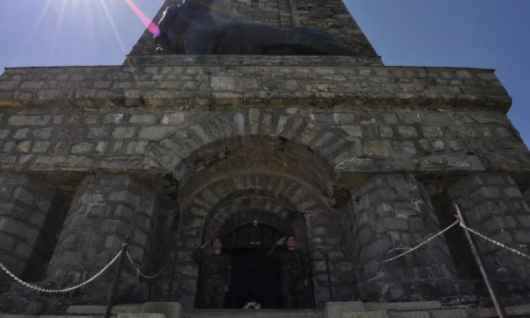 Ограничено е движението към паметника Шипка - Tribune.bg