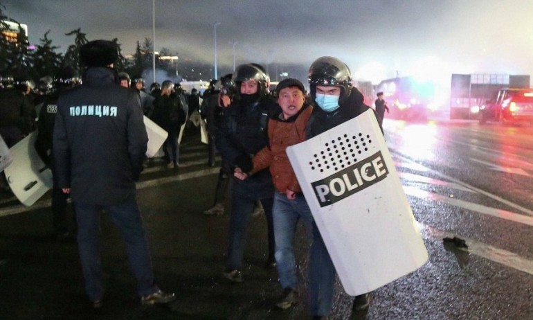 Правителството на Казахстан подаде оставка след масови безредици заради 50 % увеличение на цената на природния газ - Tribune.bg