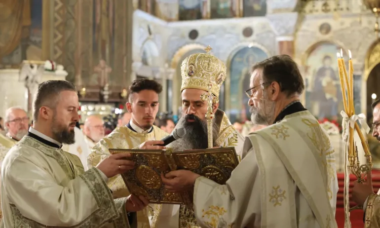 Патриарх Даниил възглави празничното богослужение за Рождество Христово - Tribune.bg