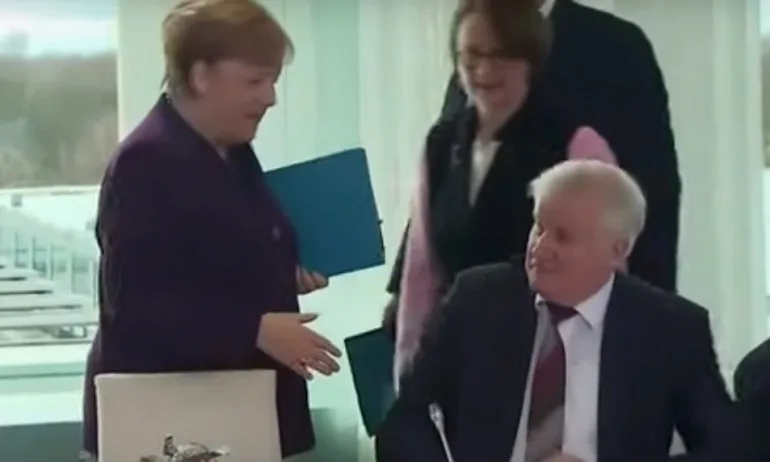 Заради коронавируса: Германски министър отказа да се ръкува с Меркел (ВИДЕО) - Tribune.bg