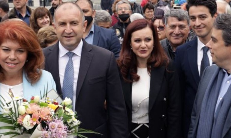 Докато Герджиков чака Радев на дебат, Йотова наглее: Ще излязат от анестезията и ще боли - Tribune.bg