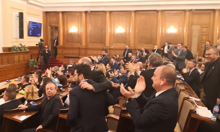 Радост, селфита и аплодисменти сред мнозинството: Бюджетът е приет - Tribune.bg