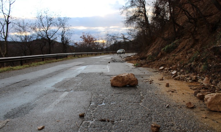 Порои и свлачища блокираха за часове пътни артерии в Югозапада - Tribune.bg