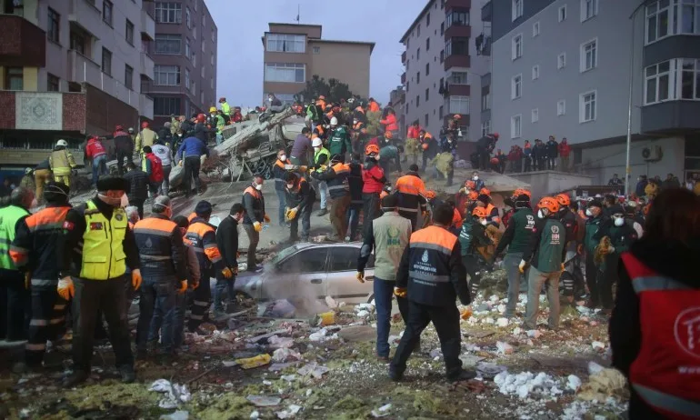 Жилищен блок се срина до основи в Истанбул, има жертви (ВИДЕО) - Tribune.bg