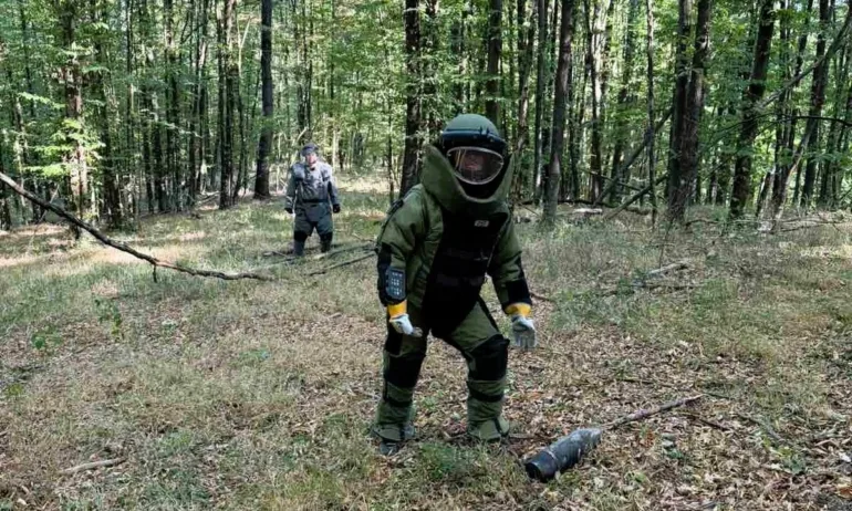 53 невзривени боеприпаса: Военни прочистват района край завод ЕМКО (СНИМКИ) - Tribune.bg