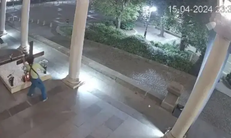 Пуснаха на свобода обвиняемия за поругаването на гроба на патриарх Неофит - Tribune.bg