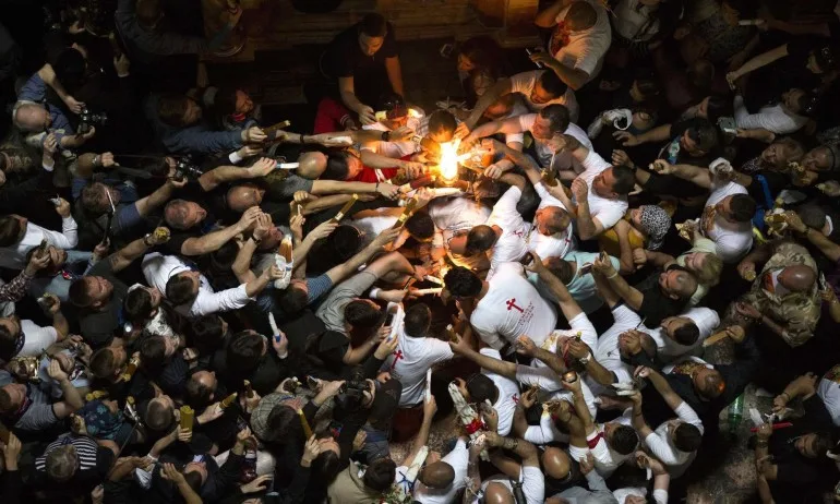 Благодатният огън слезе в Йерусалим - Tribune.bg