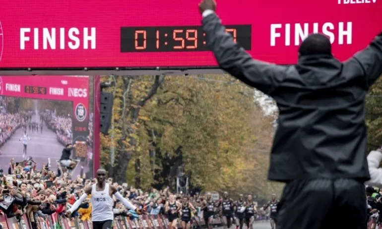 ИСТОРИЧЕСКО: Кипчоге първи в света пробяга маратонската дистанция за под два часа! - Tribune.bg