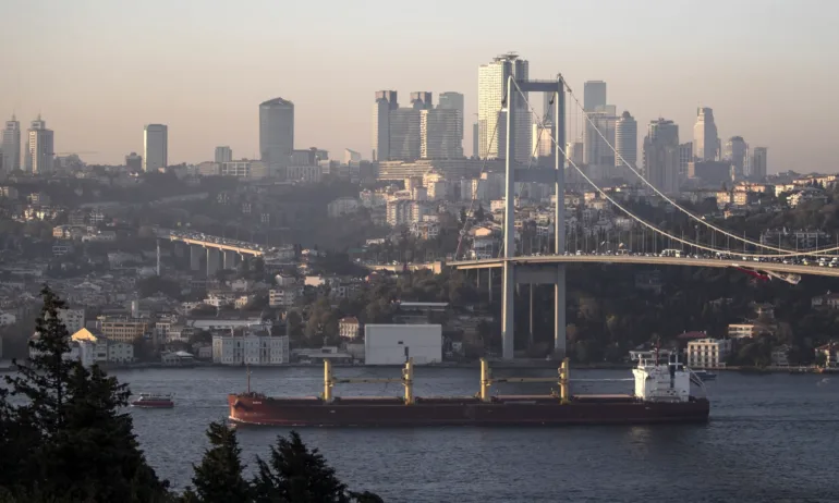 Движението в Босфора е спряно заради мъгла - Tribune.bg