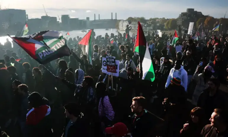 Многохилядна демонстрация в подкрепа на Палестина, доведе до сбъсъци в Лондон - Tribune.bg