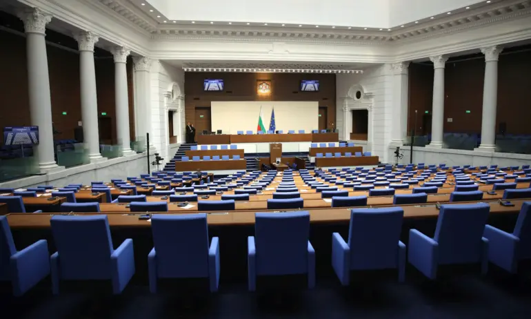 Първа среща на новите депутати в парламента - разпределиха местата в пленарната зала - Tribune.bg