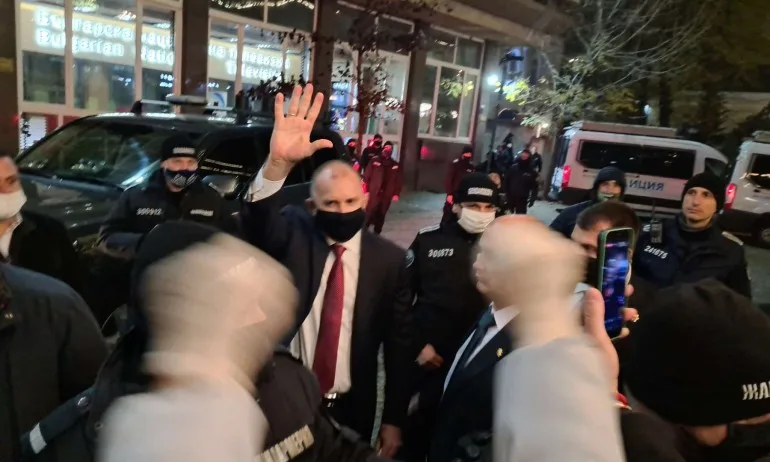 Недопустимо: На протеста на Радев пред БНТ е ударена репортерка - Tribune.bg