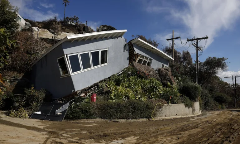 Порои в Лос Анджелис доведоха до свлачища от пепел и кал - Tribune.bg