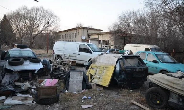 Пернишки полицаи разкриха депо за крадени авточасти и автомобили - Tribune.bg