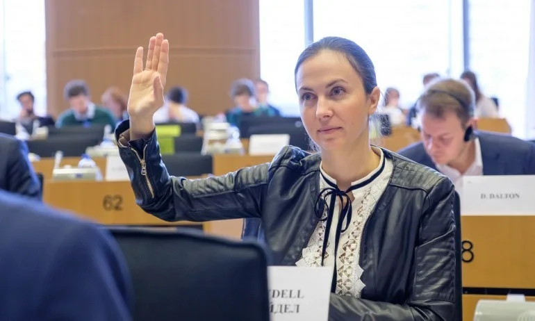 Ева Майдел: От 2021 г. спираме да местим стрелките на часовника - Tribune.bg