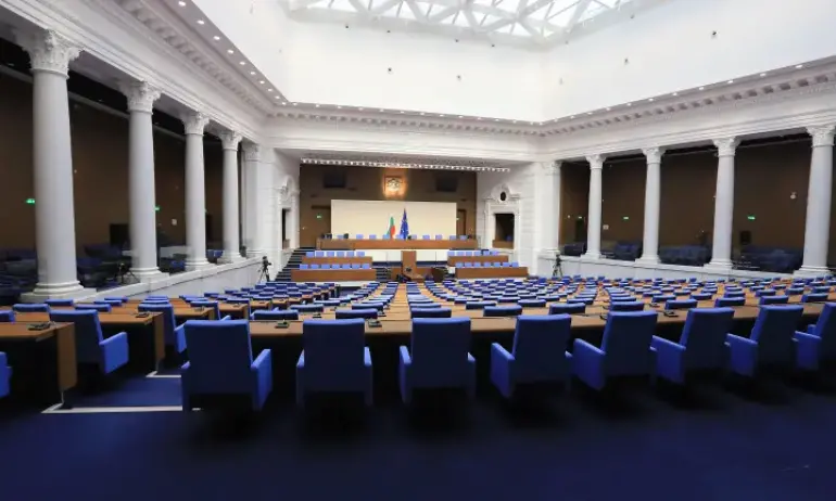 Заради ремонт: От 1 септември депутатите се местят за постоянно в сградата на бившия Партиен дом - Tribune.bg