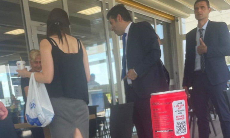 Докато държавата се тресе: Бориславова и Петков пият кафе на бензиностанция (СНИМКА) - Tribune.bg