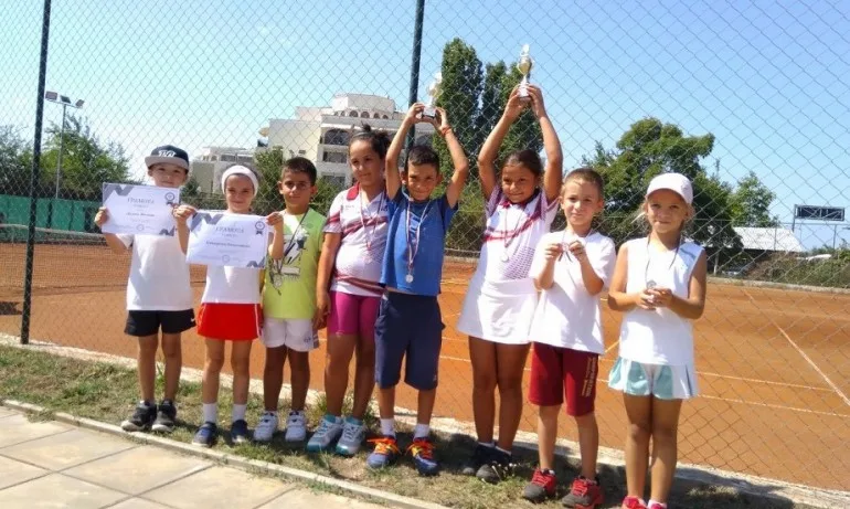 Даниел Стоянов и Елица Братанова триумфираха на регионално до 8 г. в Несебър - Tribune.bg