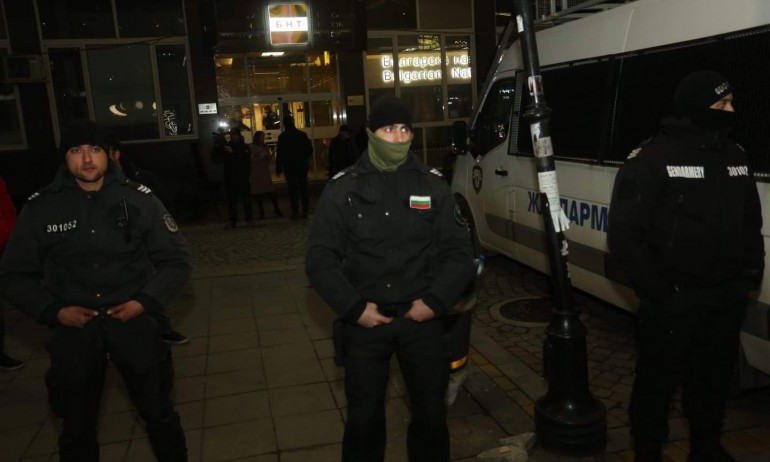 Военният министър Стефан Янев избяга от протестиращите, които се бяха