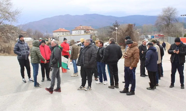 Животновъди блокираха главния път за Гърция в знак на протест - Tribune.bg