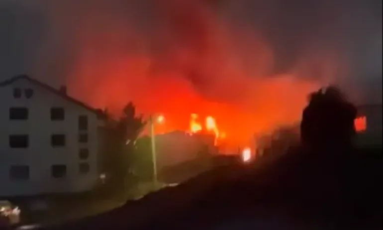 Кадри от първа линия, минути след пожара в дискотеката в гр. Кочани, РС Македония - 16.03.2025 г. - Tribune.bg