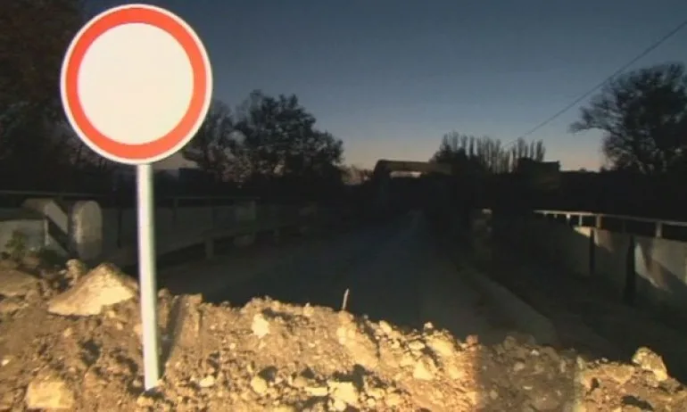 Мост поддаде, блокирани са град и пет села - Tribune.bg