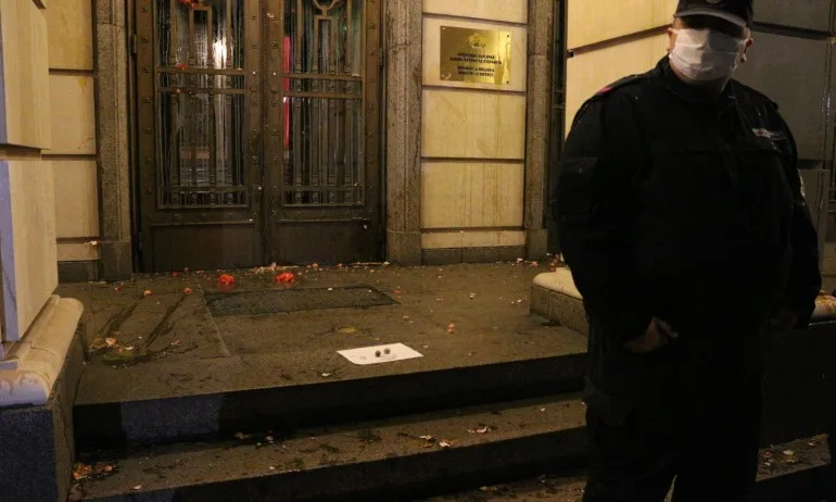 Сдружение иска глоби за триото заради яйцата и доматите по Министерство на отбраната– сградата е културна ценност - Tribune.bg