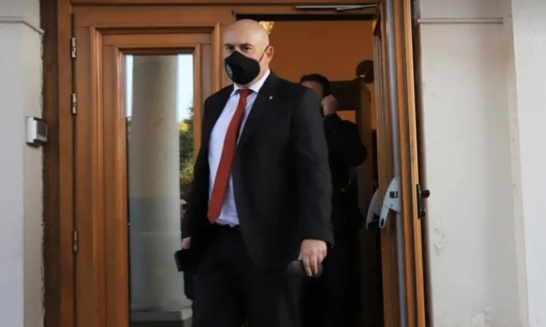 Хаос и скандали: Хаджигенов и Тошко Йорданов с преторианци смокинови листа и краставици срещу Гешев - Tribune.bg